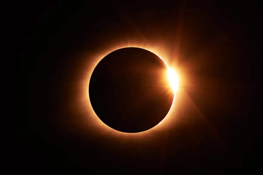 Ilustrasi mimpi gerhana matahari — total solar eclipse diamond ring