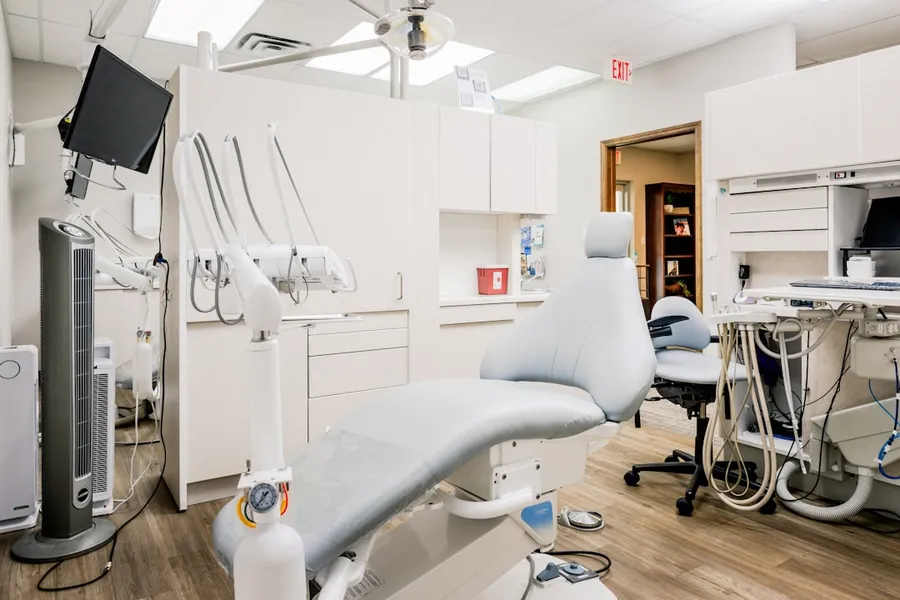 Ilustrasi mimpi gigi berdarah — a hospital room with medical equipment in it