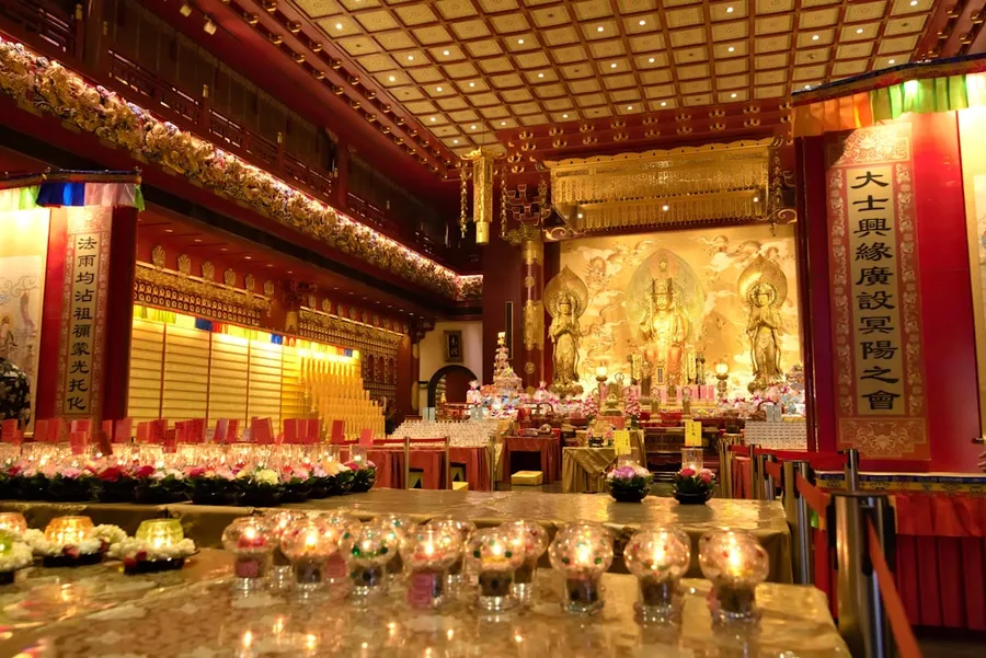 Ilustrasi mimpi gigi emas — A large room with a bunch of candles on the table