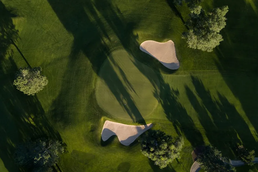 Ilustrasi mimpi golf — bird's eye photo of grass field