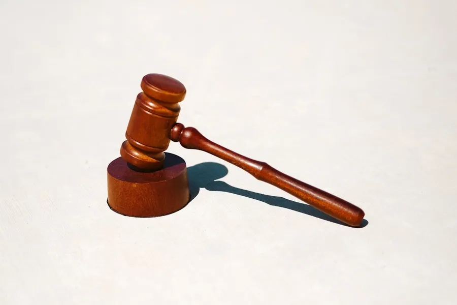 Ilustrasi mimpi hakim — brown wooden tool on white surface