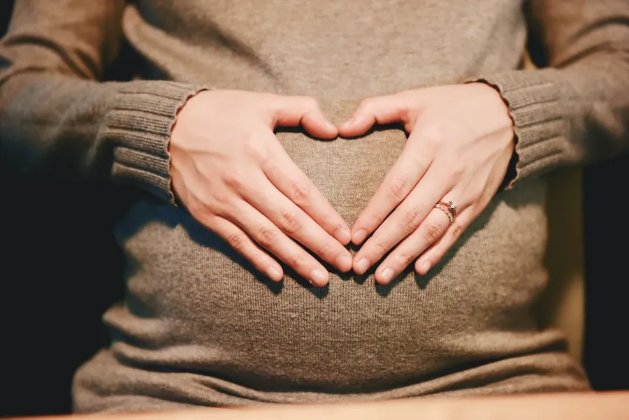 Ilustrasi mimpi hamil — person holding belly photo