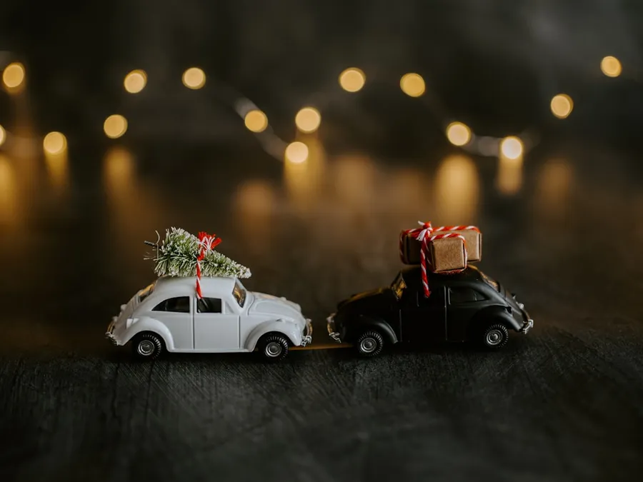 Ilustrasi mimpi hiasan mobil — two black and white Volkswagen Beetle miniatures with cargos on top