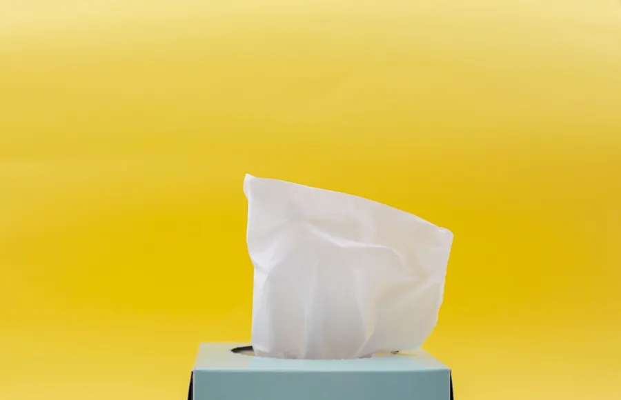 Ilustrasi mimpi hidung berdarah — white tissue paper in blue box