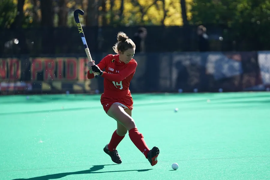 Ilustrasi mimpi hockey — woman playing hockey on fields during daytime