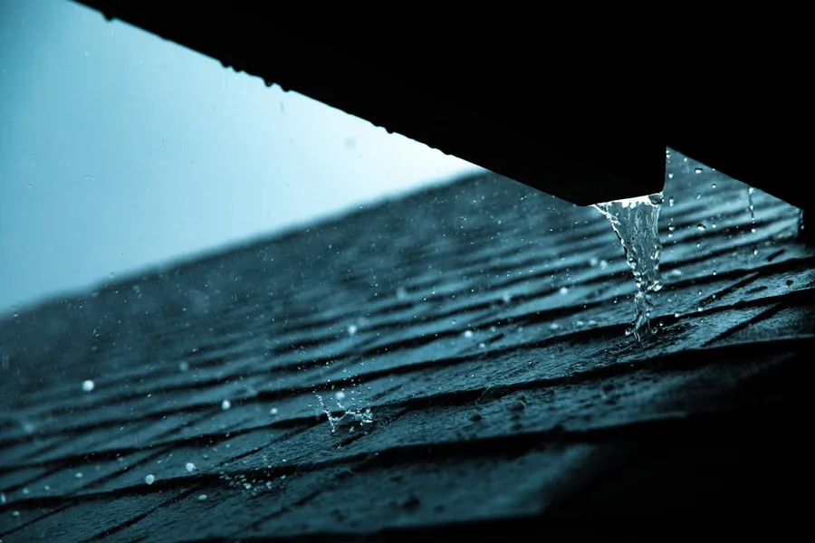 Ilustrasi mimpi hujan es — a close up of a rain gutter on a roof