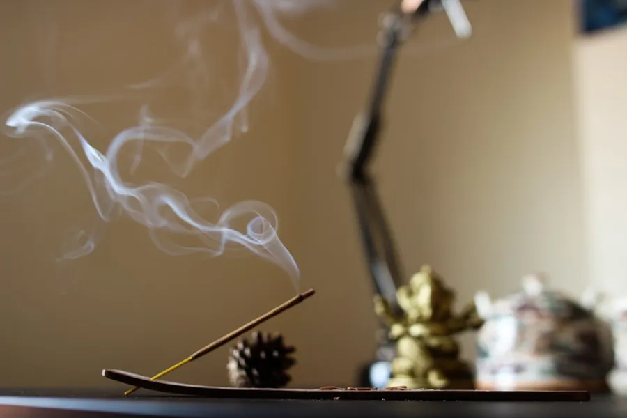 Ilustrasi mimpi isap candu — lighted incense
