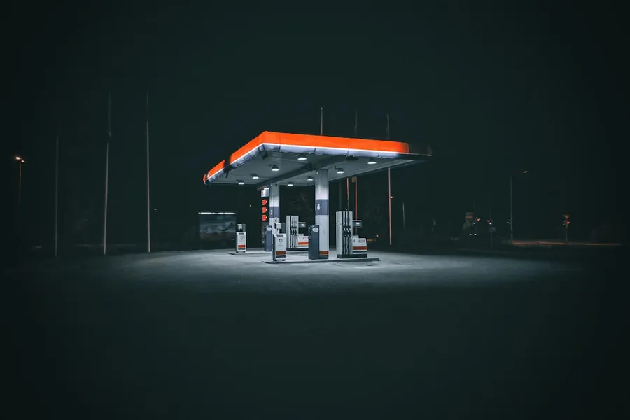 Ilustrasi mimpi isi minyak — a gas station at night with no people around