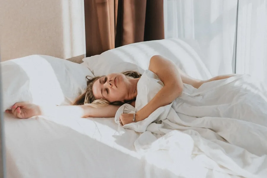 Ilustrasi mimpi istri sakit — a person lying in a bed