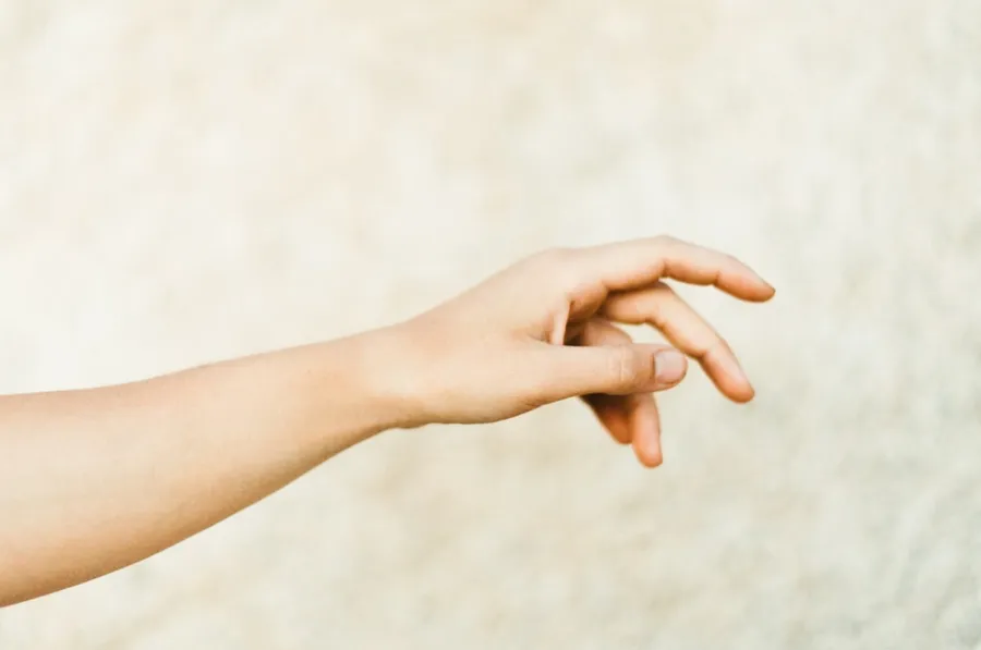 Ilustrasi mimpi jari tangan — left human hand