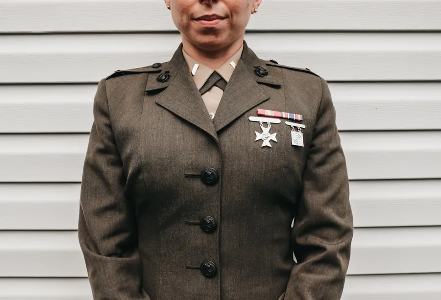 Ilustrasi mimpi jendral wanita — woman wearing sheriff uniform