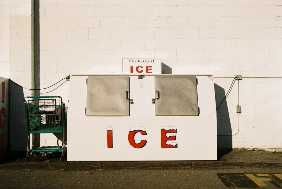Ilustrasi mimpi jual es — an ice cream stand with a shopping cart in front of it