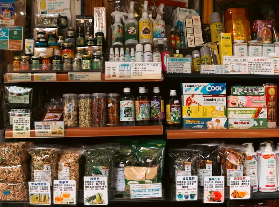 Ilustrasi mimpi jual obat — Shelves stocked with various health and beauty products.