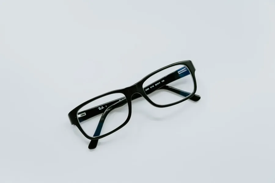 Ilustrasi mimpi kacamata — black-framed eyeglasses