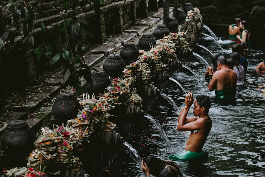 Ilustrasi mimpi kali brantas — boy showering on lake