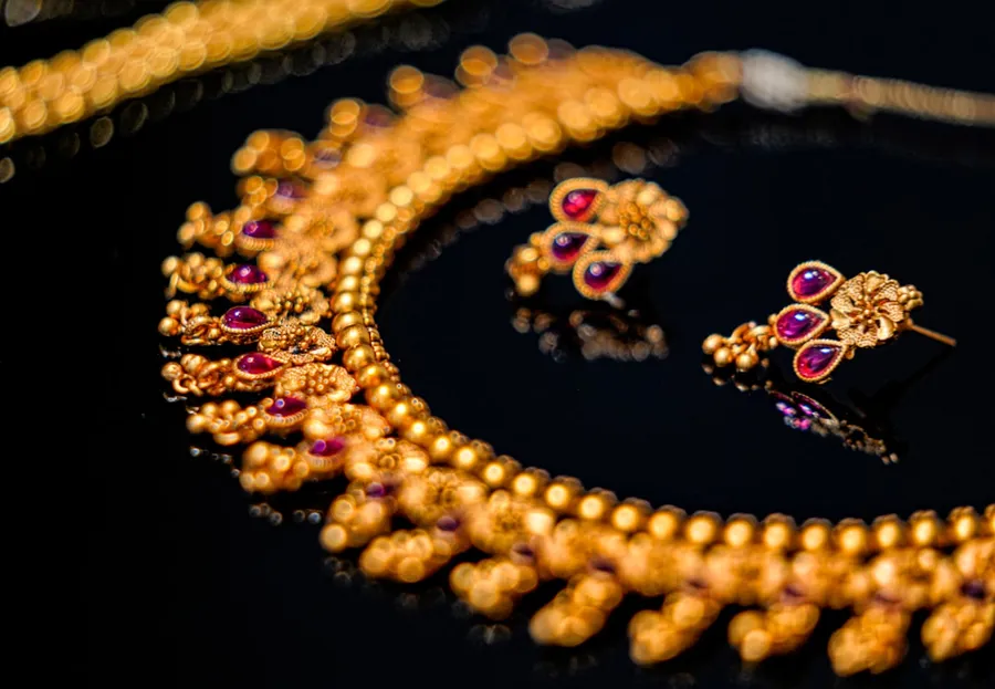 Ilustrasi mimpi kalung emas — gold and purple beaded necklace