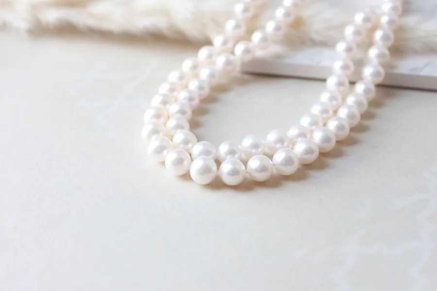 Ilustrasi mimpi kalung mutiara — a close up of a necklace with pearls