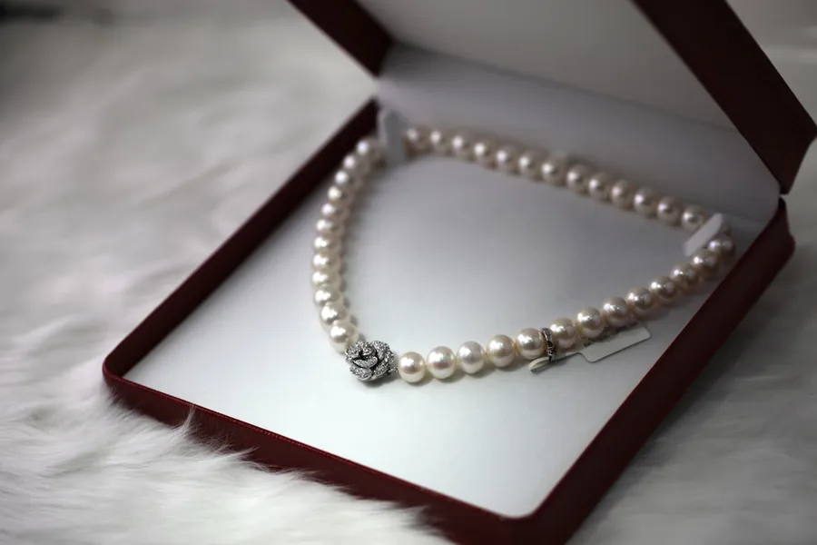 Ilustrasi mimpi kalung palsu — white pearl necklace with box