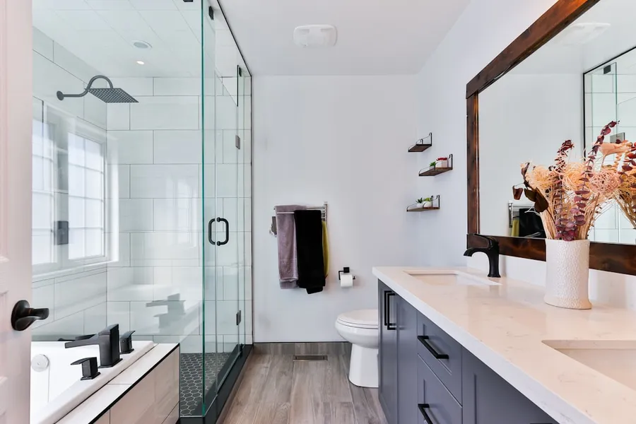 Ilustrasi mimpi kamar mandi — modern bathroom with shower and vanity