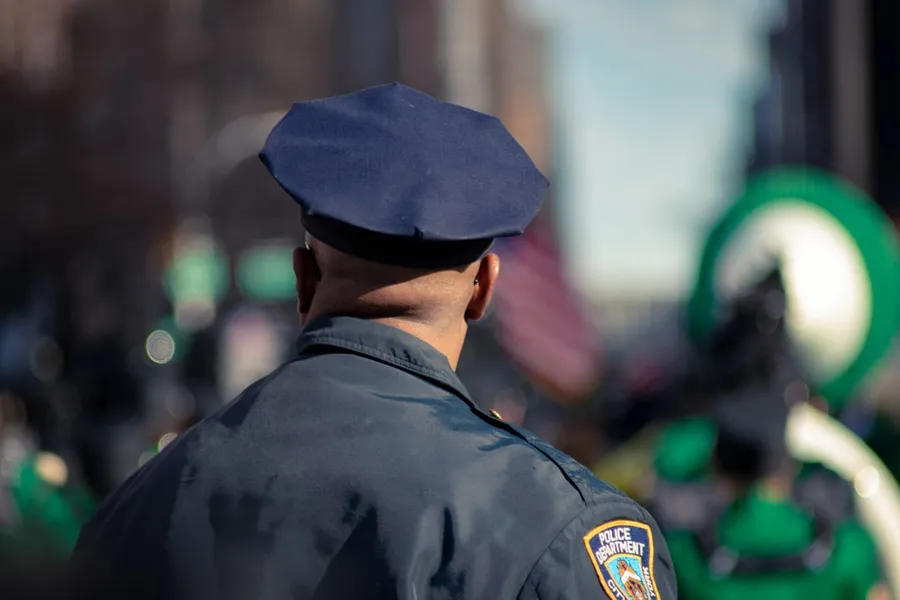Ilustrasi mimpi kantor polisi — man wearing police uniform selective focus photo