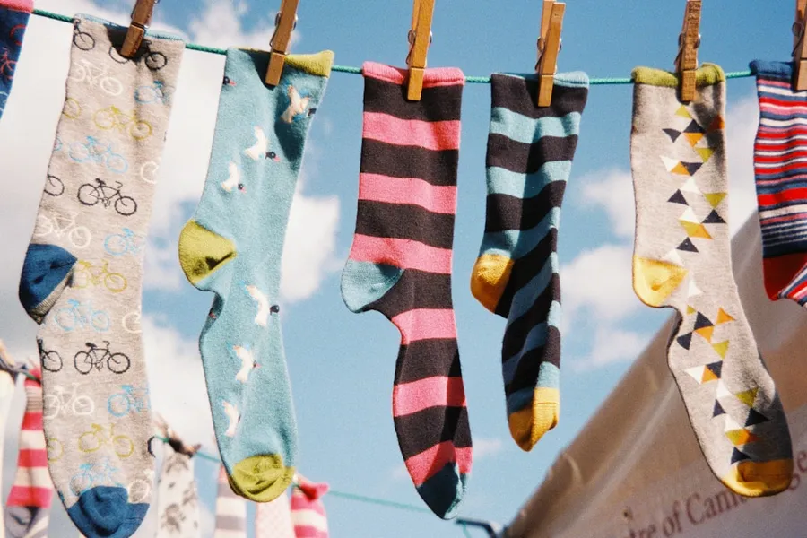 Ilustrasi mimpi kaos kaki — blue white and yellow socks