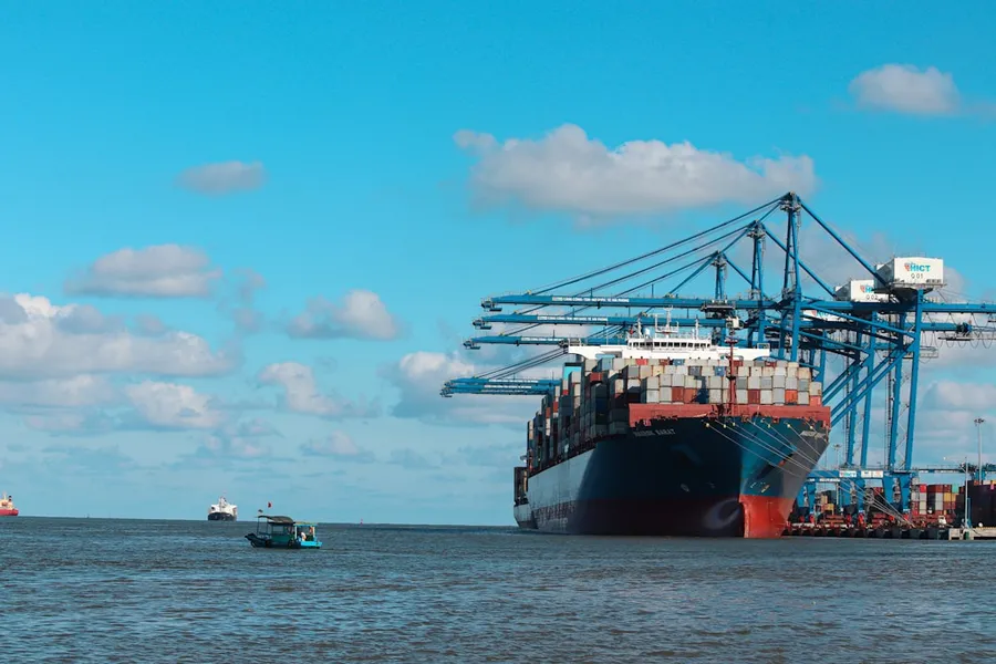 Ilustrasi mimpi kapal laut — a large ship in the water