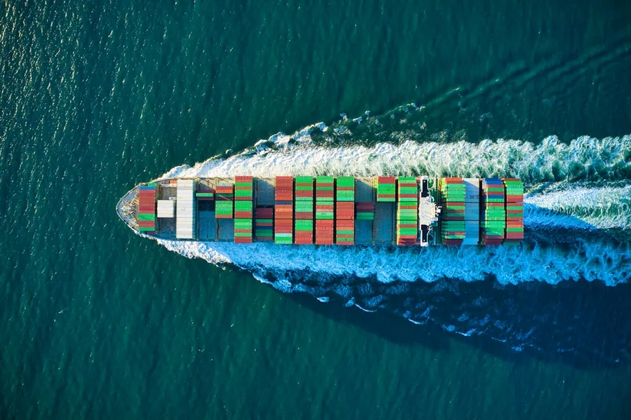 Ilustrasi mimpi kapal perang — aerial view of blue and white boat on body of water during daytime