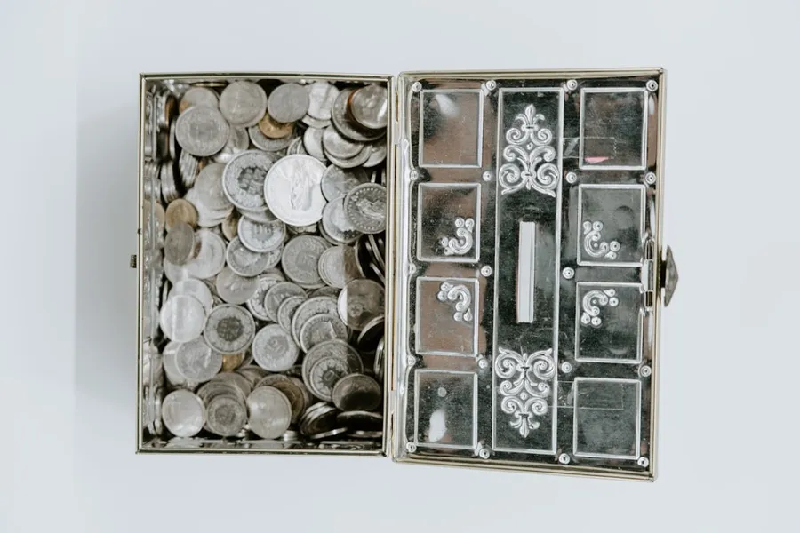 Ilustrasi mimpi kas uang — silver and gold coin collection
