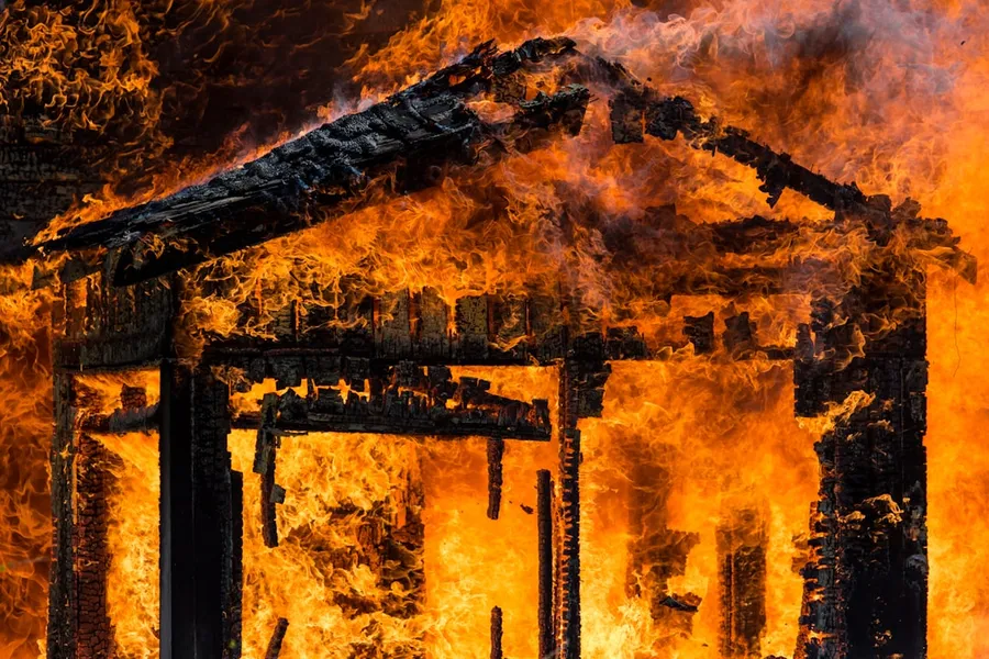 Ilustrasi mimpi kebakaran rumah — burning building