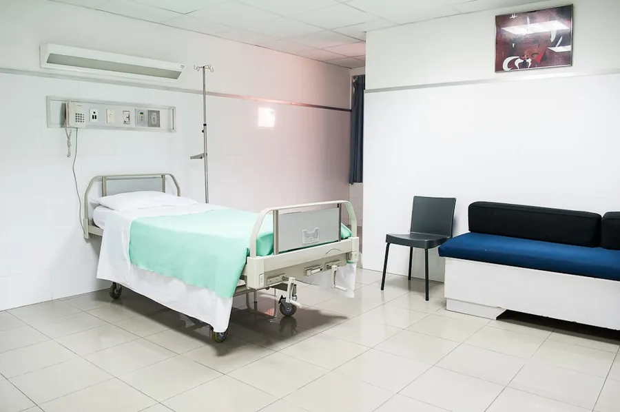 Ilustrasi mimpi keguguran — hospital bed near couch