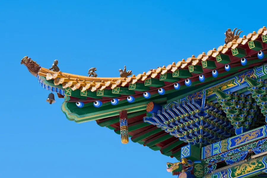 Ilustrasi mimpi kelenteng — worm's-eye view photography of temple