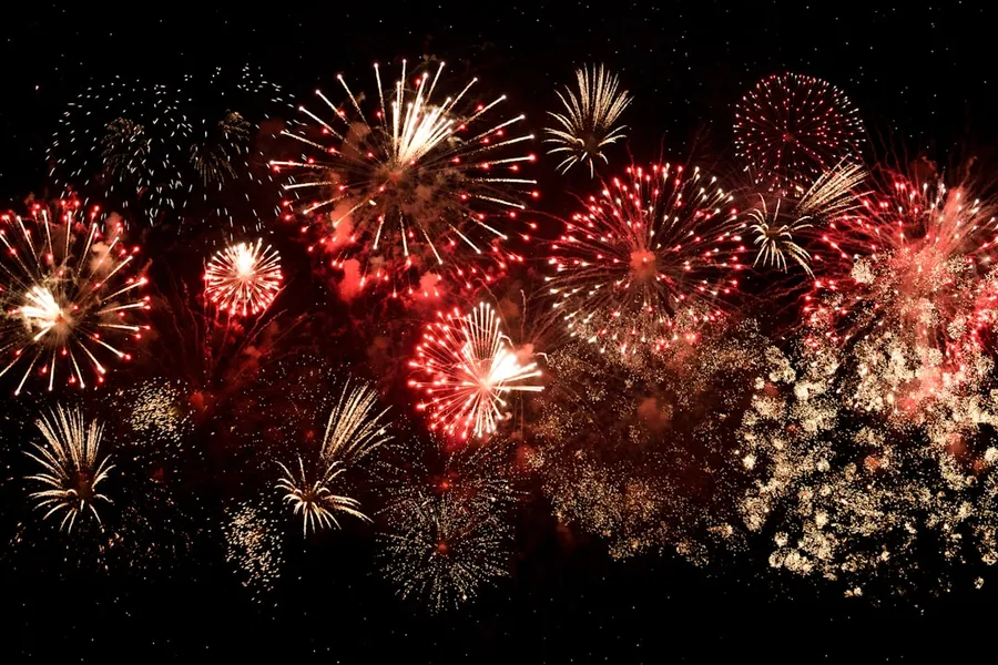 Ilustrasi mimpi kembang api — yellow and red fireworks