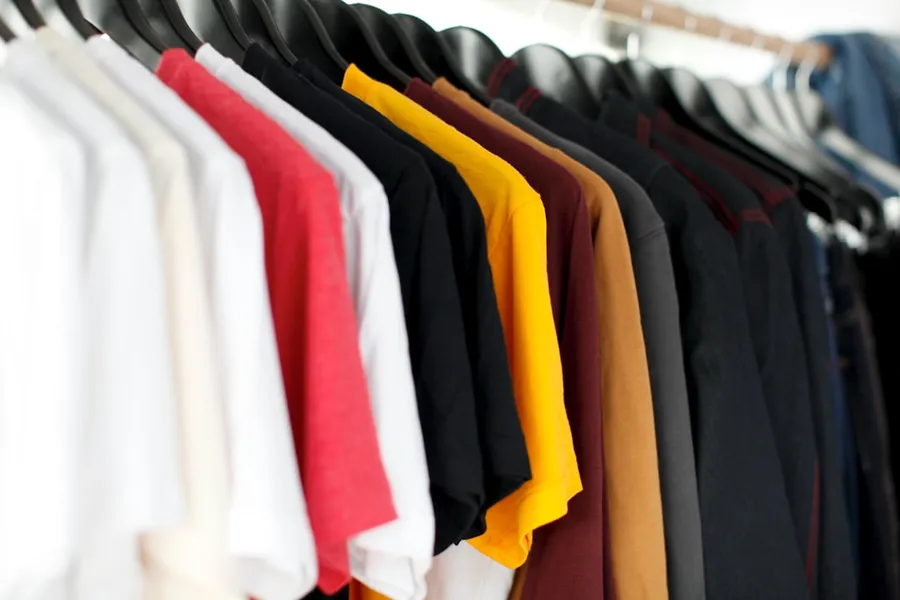 Ilustrasi mimpi kemeja — closeup of hanged shirts on rack