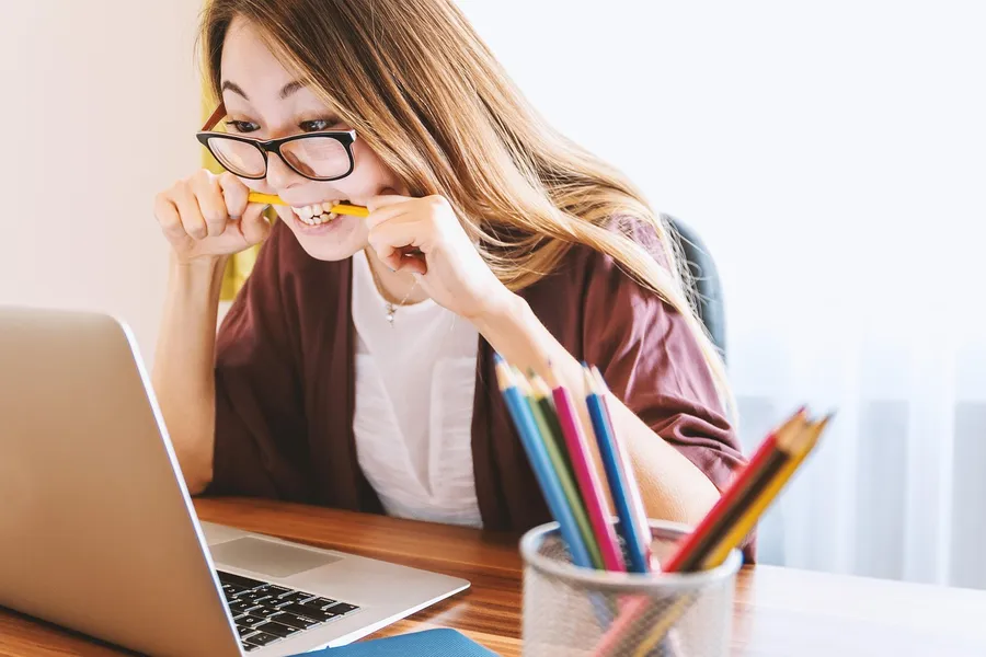 Ilustrasi mimpi kepala sekolah — laptop, woman, education, study, young, computer, beautiful, desk, girl, homework, college, school, internet, people, lifestyle, office, student, studying, lear