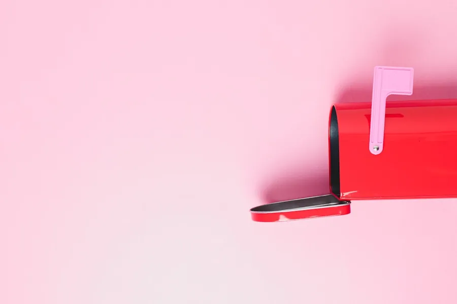 Ilustrasi mimpi kirim surat — red chair beside white wall