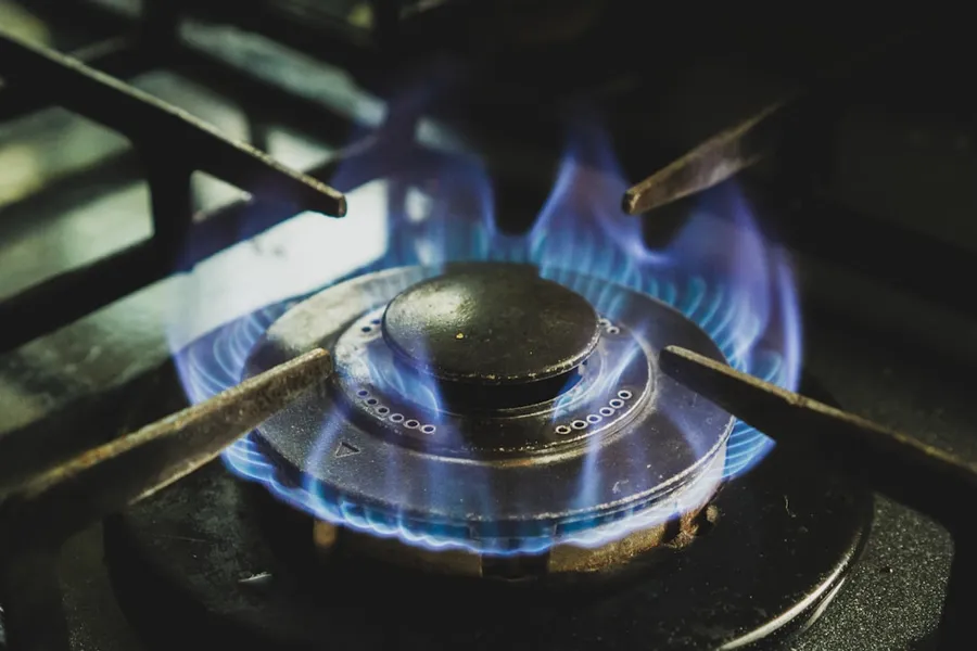 Ilustrasi mimpi kompor — black and white gas stove