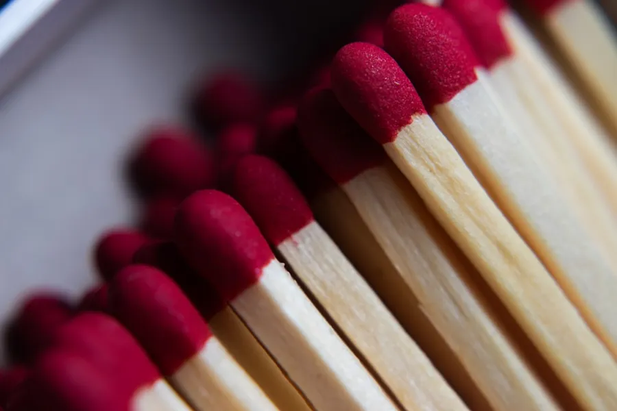 Ilustrasi mimpi korek api — Close-up of red-tipped matches in a box.