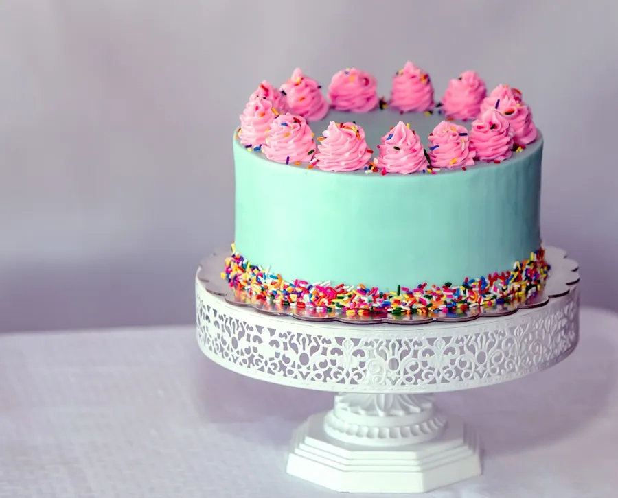 Ilustrasi mimpi kue lapis — pink and white floral cake