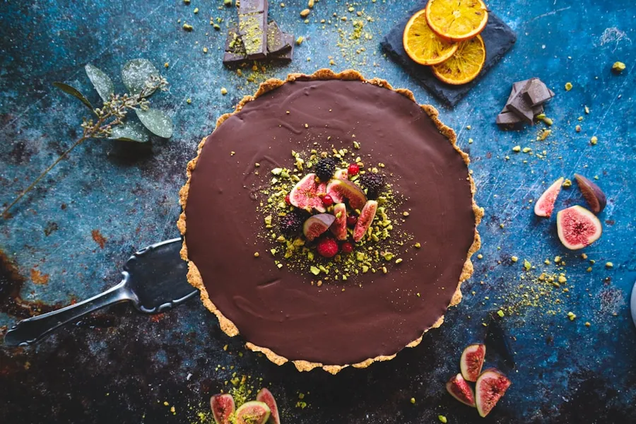 Ilustrasi mimpi kue tart — chocolate cake with sliced lemon on top