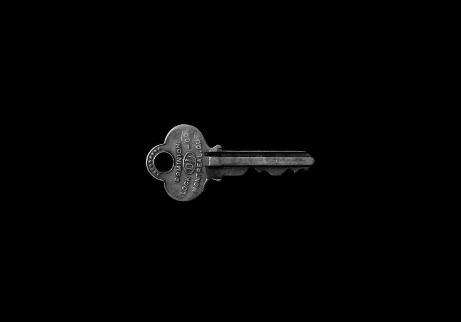 Ilustrasi mimpi kunci — photo of key against black background