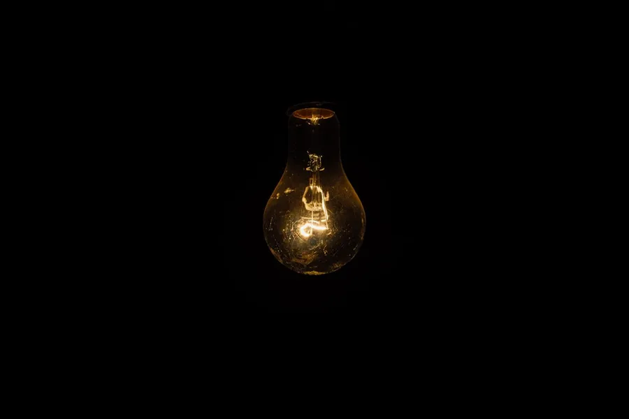 Ilustrasi mimpi lampu listrik — closeup photo of lighted bulb