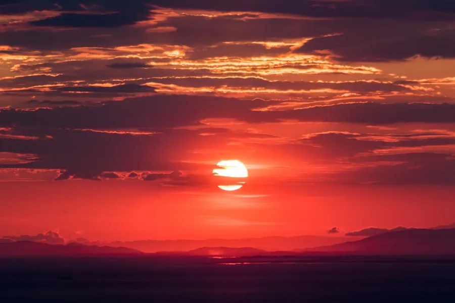 Ilustrasi mimpi langit merah — sunset