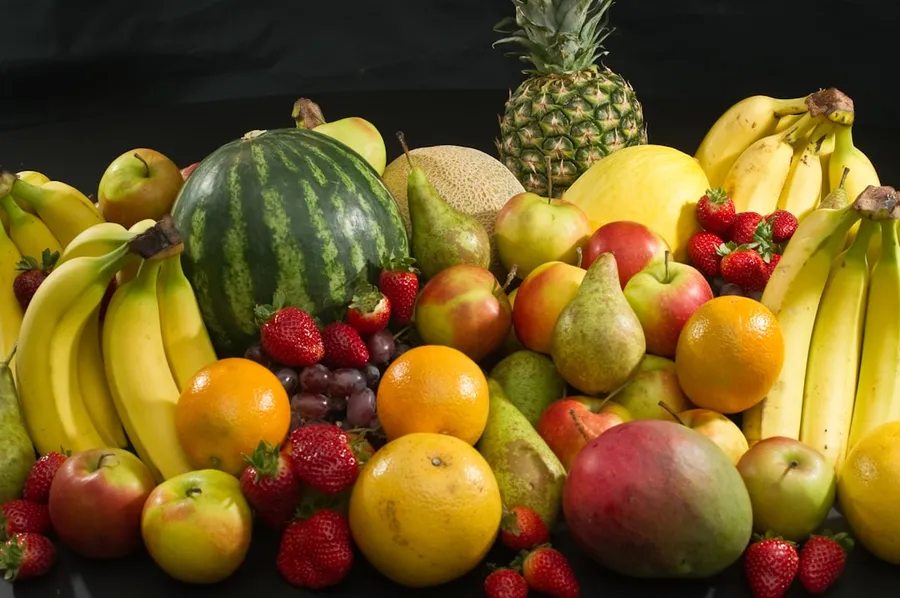 Ilustrasi mimpi lemari buah — red apples and yellow round fruits