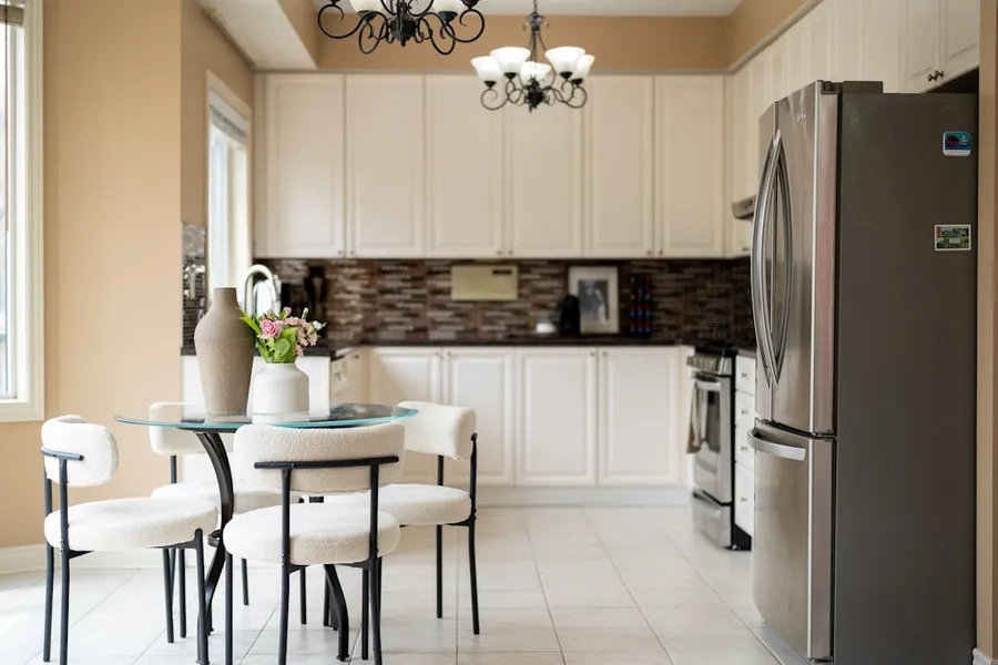 Ilustrasi mimpi lemari makan — Modern kitchen with dining table and stainless steel appliances
