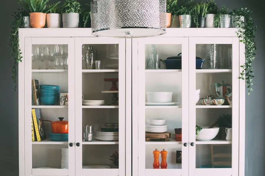Ilustrasi mimpi lemari — white wooden display cabinet