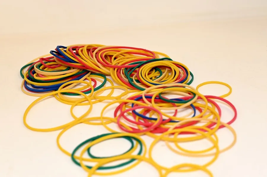 Ilustrasi mimpi lempar karet — yellow orange and red rubber bands