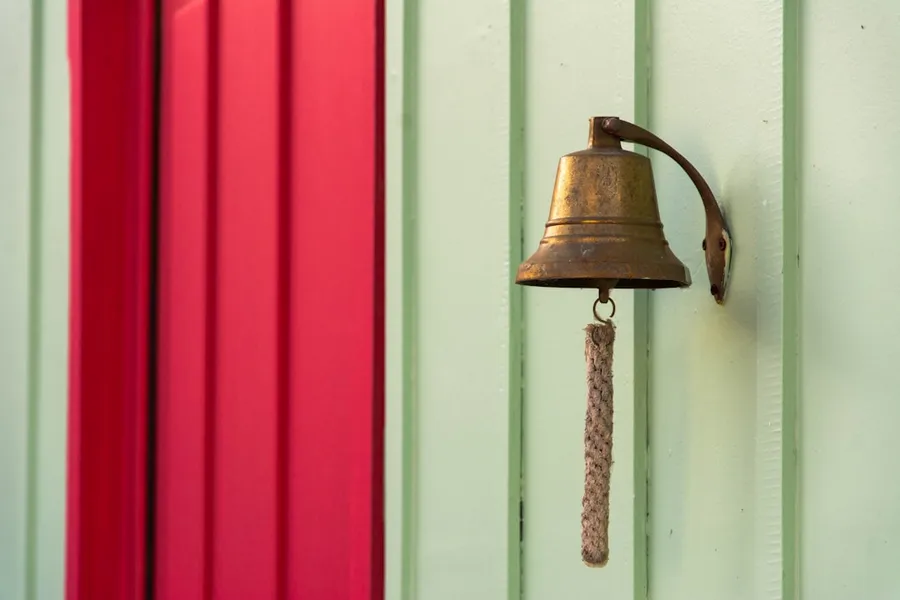 Ilustrasi mimpi lonceng tangan — brown steel bell