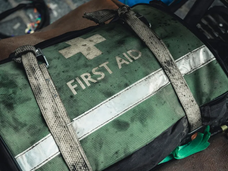 Ilustrasi mimpi luka bakar — green and black first aid bag