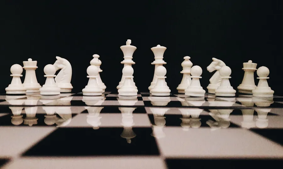 Ilustrasi mimpi main catur — white chess game set