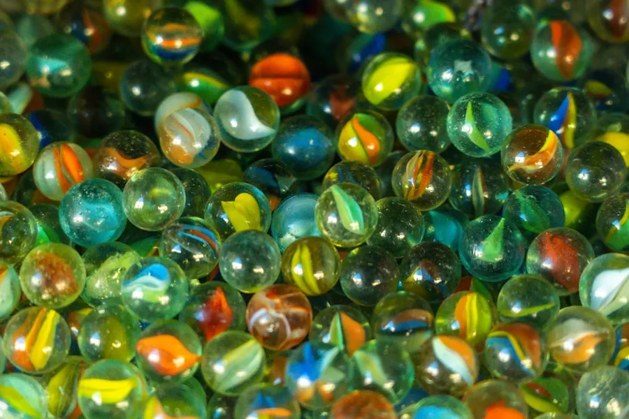 Ilustrasi mimpi main kelereng — a close up of a bunch of glass marbles